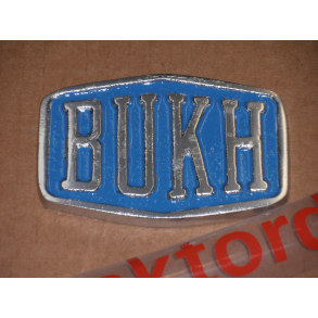 Frontemblem til Bukh 302-403-452-554. Stbt, malet med slvbase, lakeret og hndmalet bl i bund.