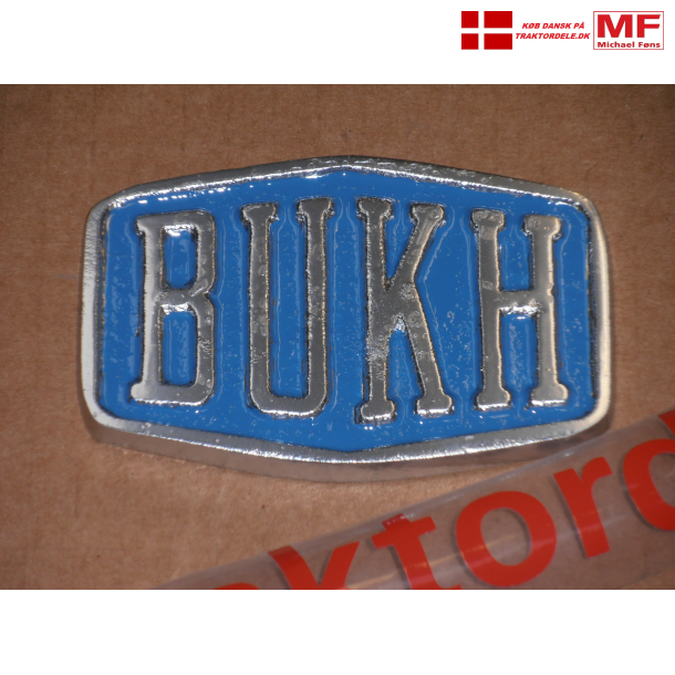 Frontemblem til Bukh 302-403-452-554. Stbt, malet med slvbase, lakeret og hndmalet bl i bund.