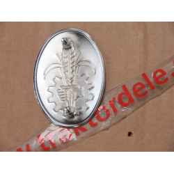 Frontemblem i plade. Ovalt og u-malet. Fordson Dexta og Major+Power-Major