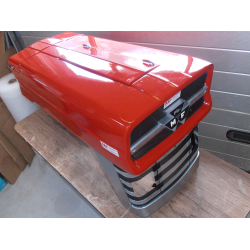 Frontemblem med tvrbjlke. Plast malet i slv og sort+hvid. MF135 og op til MF188